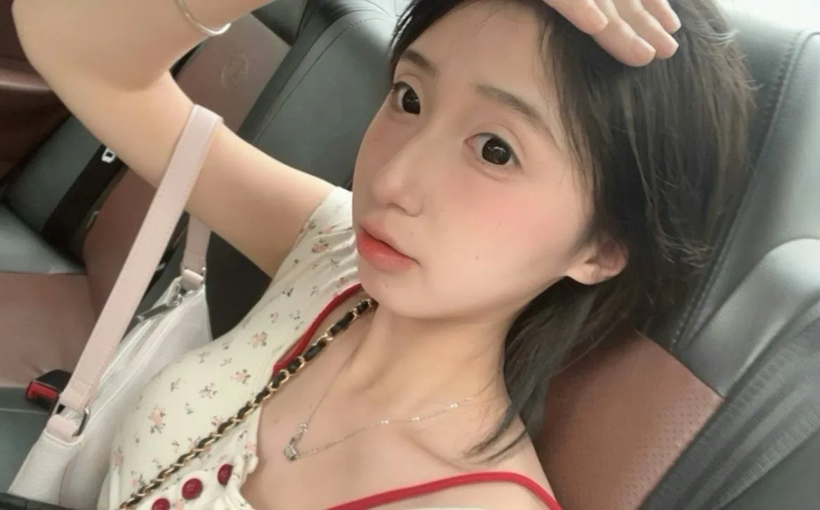 #77 #天河💴 #700p #嫩妹 #舌吻 #大胸 图片 2